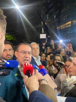 Augusto Cury critica Lula e Flávio, ameaça desistir do debate, mas volta atrás e confirma participação