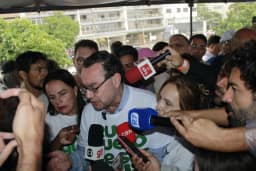 Em ato no Rio, Augusto Cury faz sinal de apoio ao ministro André Mendonça
