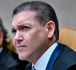 Fux acata pedido da defesa de Flávio e cassa decisão de Dino