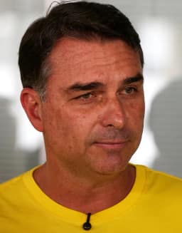 Voo em jatinho de Vorcaro devolve Flávio à berlinda