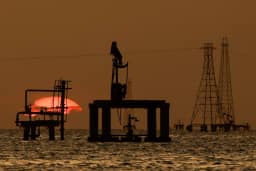 Especialistas questionam legalidade de acordo de petróleo entre EUA e Venezuela