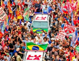 Em ato no Rio, Lula associa Flávio a milícia, escândalos do INSS e Banco Master