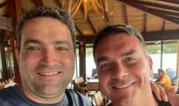 Flávio Bolsonaro movimentou valor incompatível com sua renda e usou repasse para quitar mansão, segundo Coaf