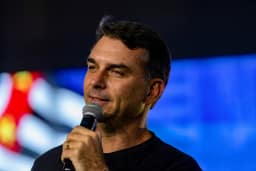 Flávio Bolsonaro troca comando da comunicação da campanha