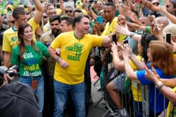 Flávio Bolsonaro centra discurso no pai, em ataques a Lula e em combate à violência, em 1° evento da campanha