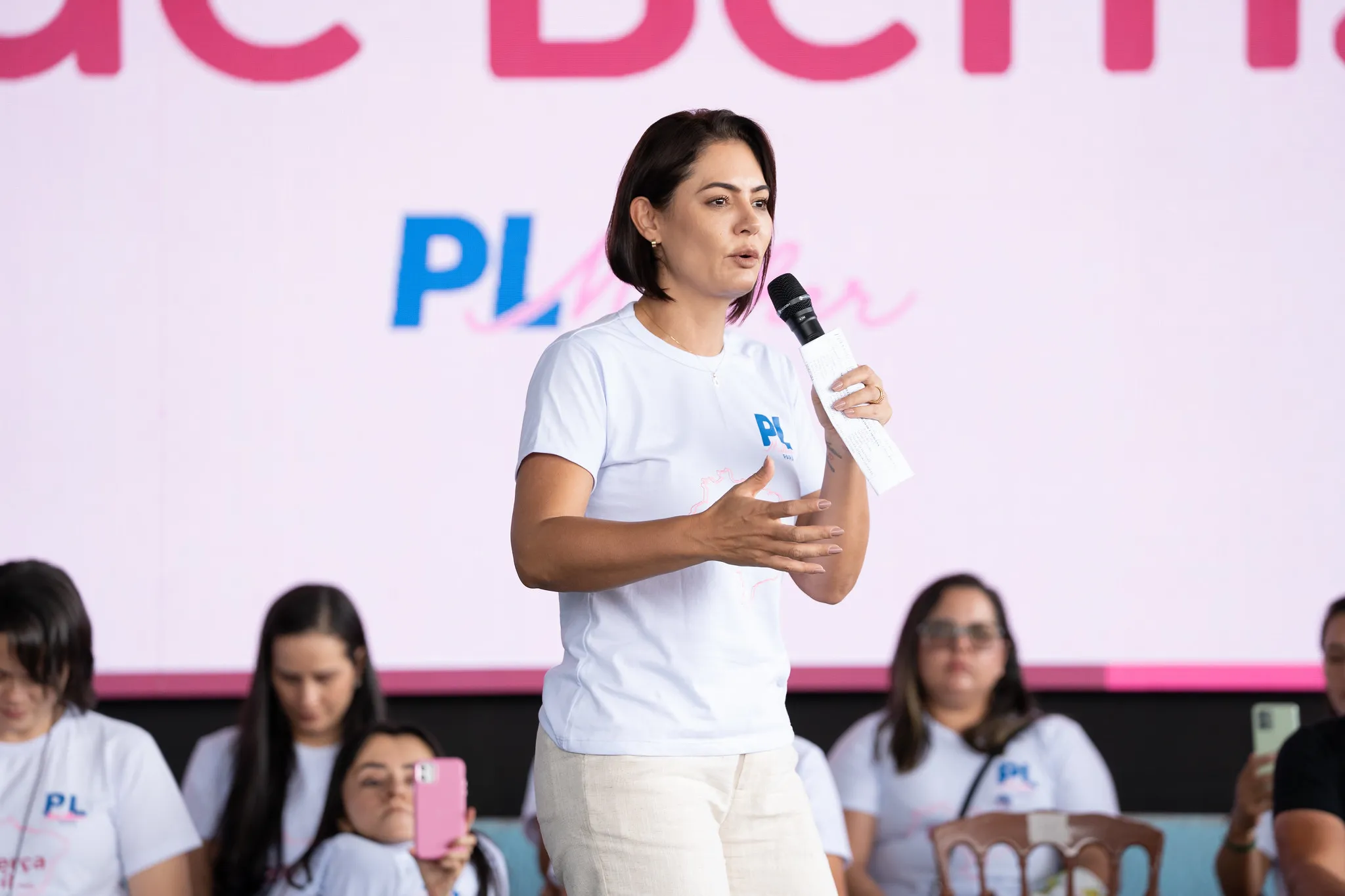 Michelle Bolsonaro, candidata ao Senado, volta ao hospital em Brasília por enxaqueca