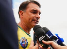 Campanha de Flávio Bolsonaro aciona TSE e acusa Lula de fazer promoção eleitoral em eventos oficiais