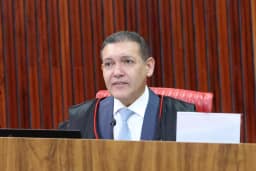 Nunes Marques determina refiliação de Flávio ao PL e libera registro de candidatura