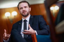 Governo pode dar crédito e capacitação para empresas afetadas pelo fim da escala 6x1, diz Durigan