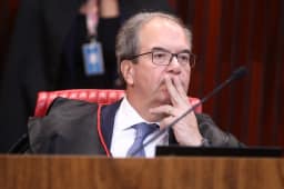 Ministro do TSE cobra que Nunes Marques envie discussão sobre 'Exército do Lula' ao plenário