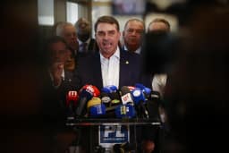 Flávio Bolsonaro reclama de ataques que tem recebido de candidatos da direita