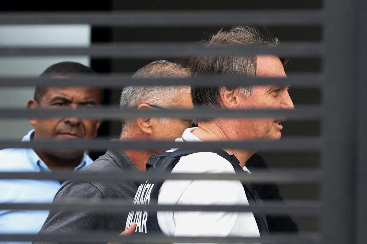 Bolsonaro recorre a Nunes Marques para suspender pena de 27 anos e 3 meses