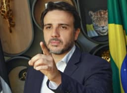 Renan Santos diz que candidatura de Marçal beneficia Flávio Bolsonaro, e influenciador rebate