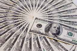 Dólar tem alta e vai a R$ 5,19 após tom conservador de Warsh