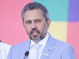 TSE suspende decisão que tiraria 76 minutos da propaganda de Elmano de Freitas (PT) no Ceará