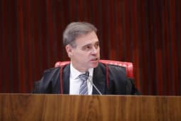 TSE forma maioria para remover posts que liguem Flávio a polêmica sobre padroeira