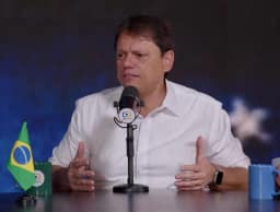 Tarcísio pede 'voto útil' em Flávio Bolsonaro, critica Lula e ironiza Janja