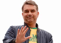 Flávio fez campanha marcada por crises e caso ‘Dark Horse’, mas tem candidatura consolidada