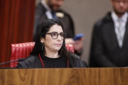 Ministra do TSE suspende peça eleitoral de Lula com acusação de rachadinha contra Flávio