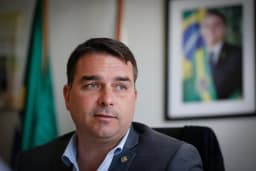 Flávio Bolsonaro é de direita ou esquerda?