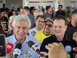 Flávio Bolsonaro vai a Goiânia em busca de apoio de Caiado no segundo turno