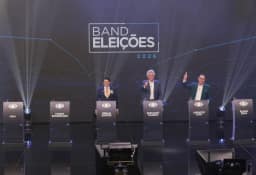 Ausentes, Lula e Flávio viram alvo de presidenciáveis em 1º debate da campanha