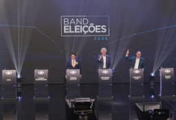 Ausentes, Lula e Flávio viram alvo de presidenciáveis em 1º debate da campanha