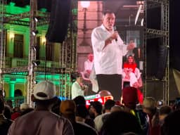 Lula faz campanha em Belo Horizonte e critica Flávio Bolsonaro