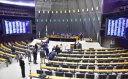 Câmara inicia análise do projeto que reduz tributos sobre combustíveis em 2026