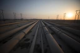 Produtores de petróleo buscam alternativas de oleodutos para contornar Estreito de Ormuz