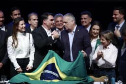 Flávio Bolsonaro anuncia Alfredo Gaspar como candidato a vice