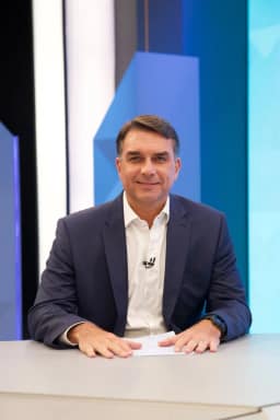 Flávio diz que 'não está no radar' dar cargo para Jair Bolsonaro e nega nomear Eduardo chanceler, se eleito