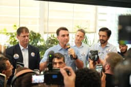 Ao lado de Tarcísio, Flávio Bolsonaro diz que pode ser 'presidente de transição'