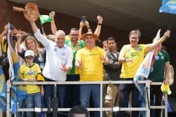 Lira aparece brevemente ao lado de Flávio Bolsonaro em Alagoas