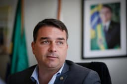Flávio Bolsonaro é de direita ou esquerda?