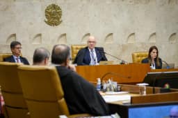 Fachin tem em mãos três soluções para crise entre Alexandre de Moraes e André Mendonça