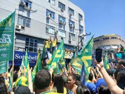 Em carreata, Flávio Bolsonaro diz que Lula ‘está desesperado’