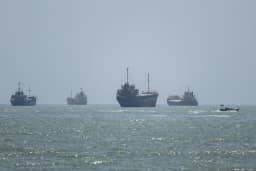 EUA atacam três petroleiros iranianos após ataque a navios de guerra americanos