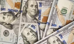 Dólar cai mais de 4% e opera abaixo de R$ 5 com Flávio à frente na disputa presidencial