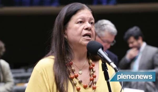 Câmara dos Deputados avança Justiça gratuita para câncer e deficiência