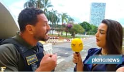 Repórter é abordada ao vivo por policial na Câmara dos Deputados