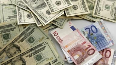 Euro cai a 1,12 dólar, menor nível em 17 meses, com pressão da dívida francesa