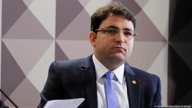 Alexandre de Moraes cancela passaportes de Flávio Bolsonaro após pedido da PF