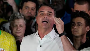 Flávio Bolsonaro se diz presidente eleito em carta dos EUA e depois recua