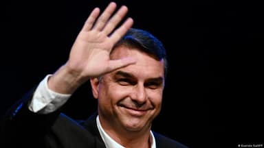 Flávio Bolsonaro chega a Miami após cruzar a Argentina sem entregar passaportes