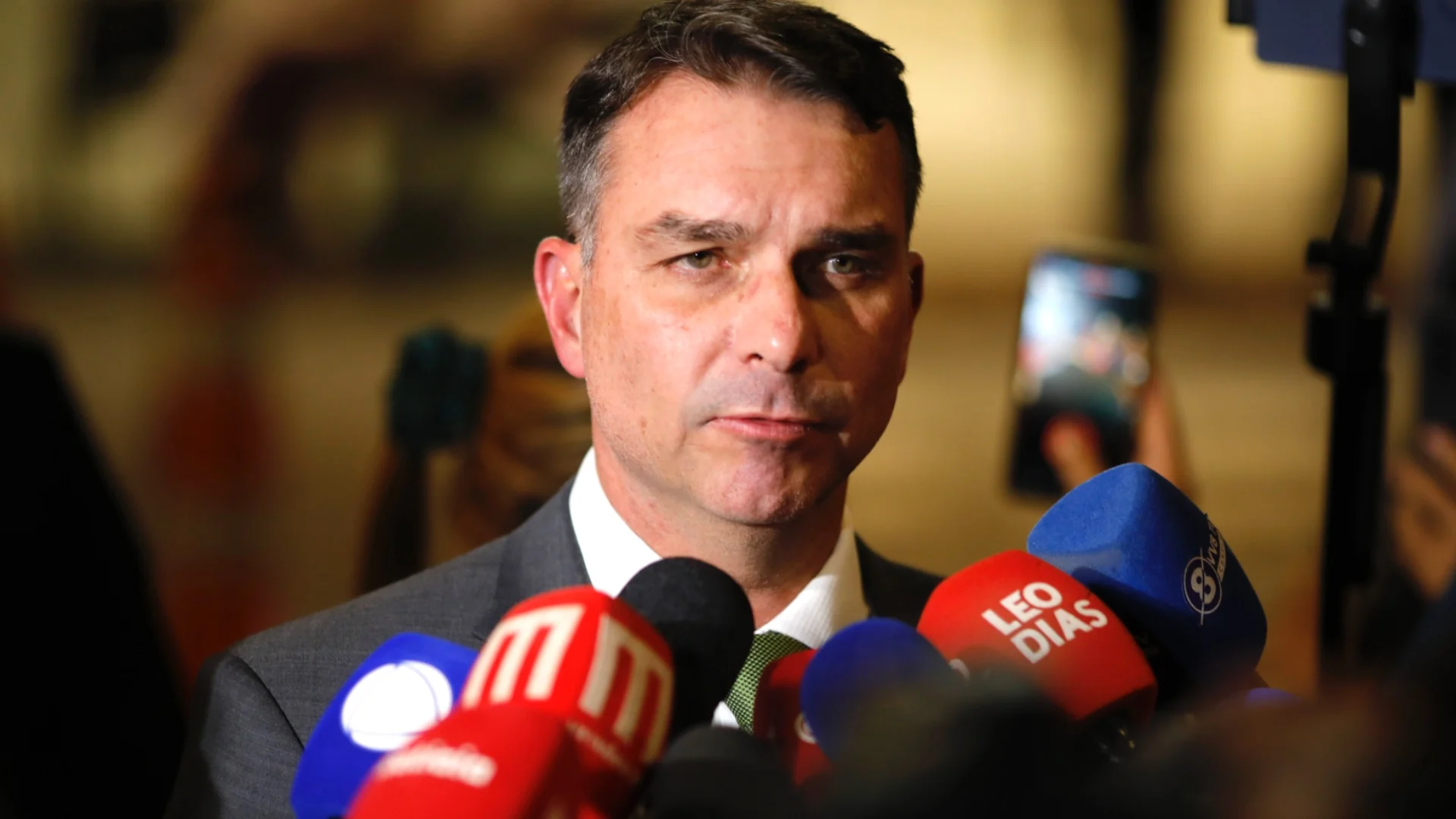 Flávio Bolsonaro: Dino sequestrou 'Dark Horse' para usá-lo ilegalmente contra mim