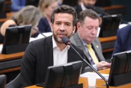 Janones confirma que apagou 500 mensagens do "Exército do Lula"