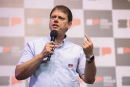 Tarcísio diz que gostaria de ver Lula e Flávio em debate