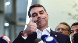 Flávio se corrige, muda título de presidente eleito para líder do Brasil