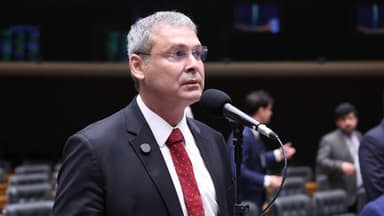 Lindbergh chama Flávio e Eduardo Bolsonaro de “traidores da pátria”